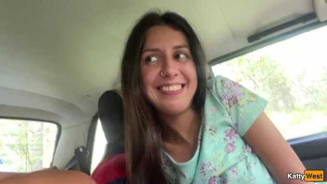 公开接送 - 女孩要求在车里和在阴茎上搭车