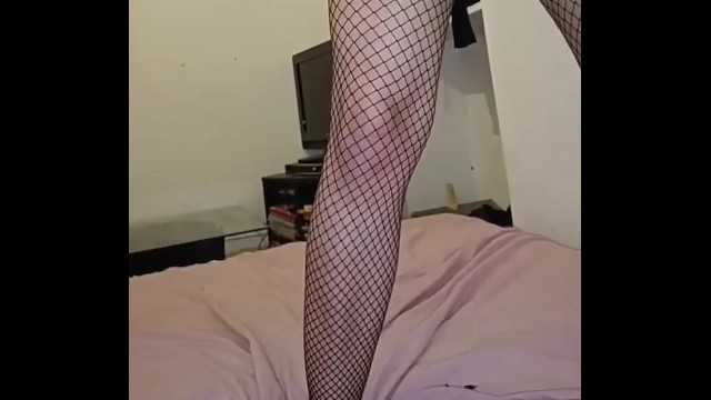 我对着我的超性感穿着丝袜的女性打手枪，让她喷水