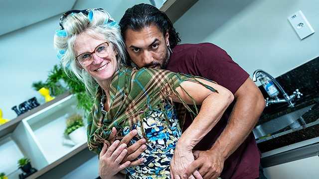 真正的67岁祖母粗糙的屁股被操