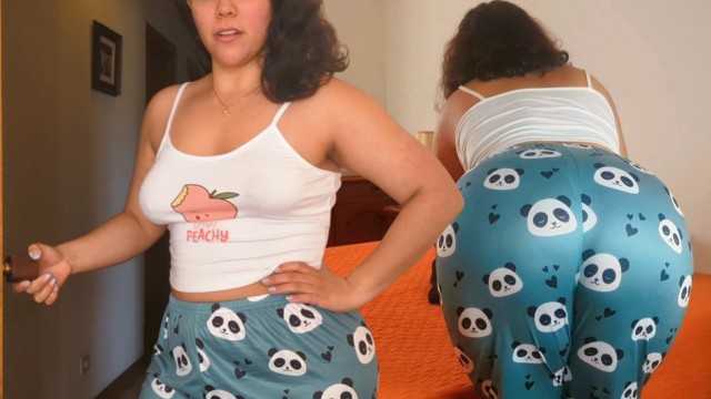 继母责骂她的继子，并要求他按摩以缓解她的压力。