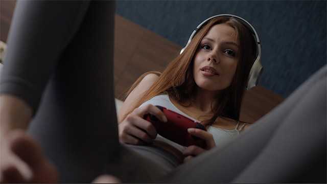 游戏女神在玩《心灵杀手2：恐怖》时进行激烈的性爱 | 愉悦的狗爬式 AriaVix