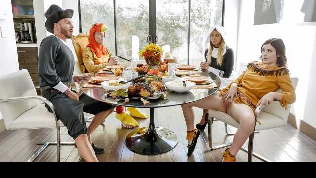 继女与继母罗莎琳·斯芬克斯和布鲁克林·蔡斯在感恩节塞满他们的私处