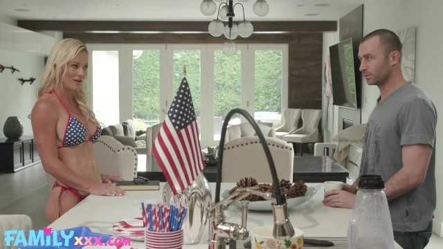 FAMILYXXX - 色情巨乳继母在她的阴道里放了7月4日的烟火（Sydney Hail）