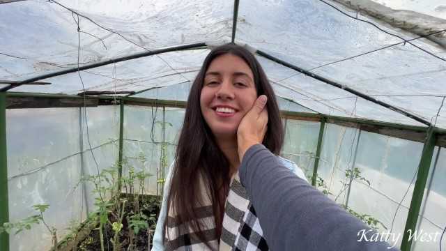 在她的丈夫不在家时，在她的花园里干了一个村姑