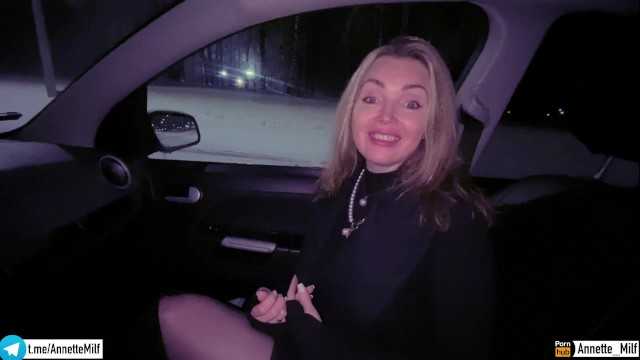 我朋友的妈妈在车里干了我