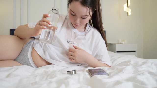 我的湿妹妹全身湿透，骑在我的鸡巴上。在她的小穴里射精。Valeria Sladkih