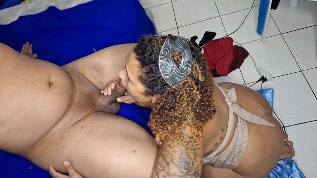 不忠的已婚拉丁裔的湿润阴部和在她嘴里射精的真实自制