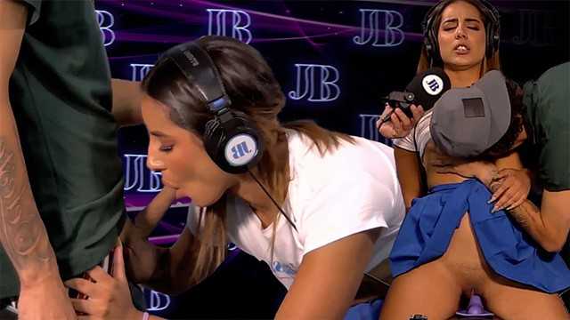 娜塔莉亚·加西亚在胡安·布斯托斯播客中要求送货员吸她的阴茎，以换取汉堡