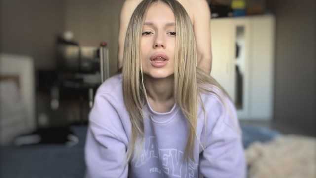 可爱的女孩展示她的身体并在激情性爱后帮助她的男朋友射精。