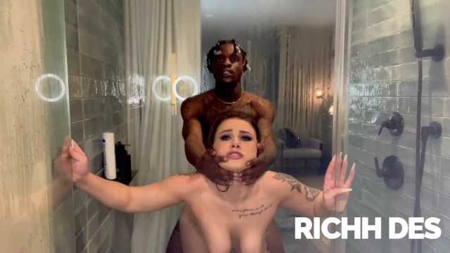 BTS丰满少女与她邀请到酒店的秘密暗恋对象在淋浴间激情做爱-RICHH DES