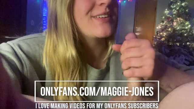 妻子在为丈夫深喉时谈论其他情人