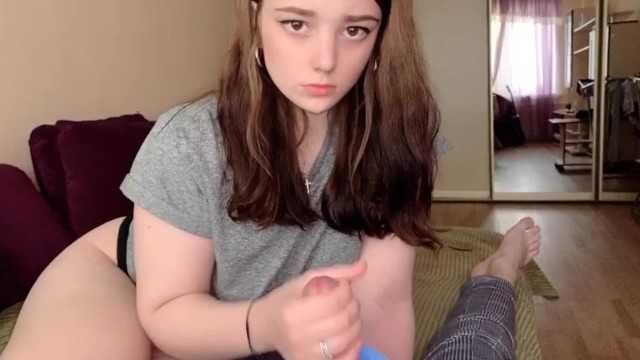 她抓住了他的阴茎在她的小内裤上，并在他的窄阴道中得到了高潮