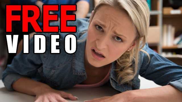 Shoplyfter - 瘦瘦的金发美女 Emma Hix 为了脱困将她的私处献给了保安人员