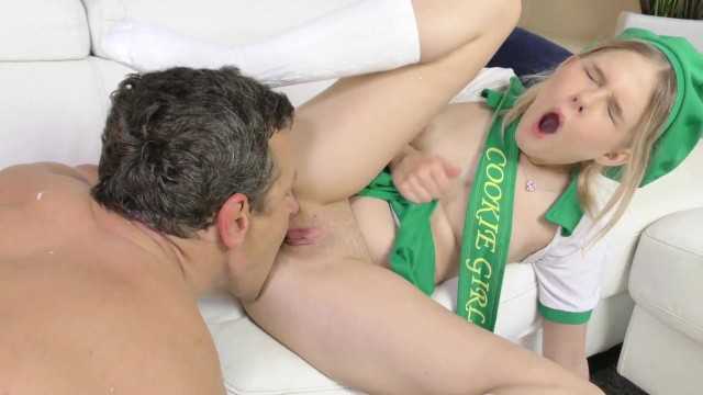 娇小金发可可·洛夫洛克在她甜美的阴道里赚到了一个奶油派