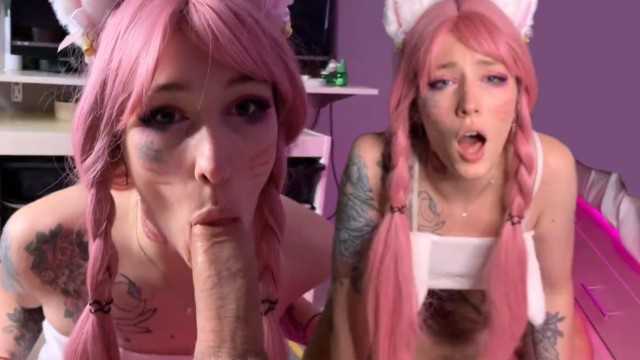 可爱的猫女孩做了口交并急切地坐在阴茎上