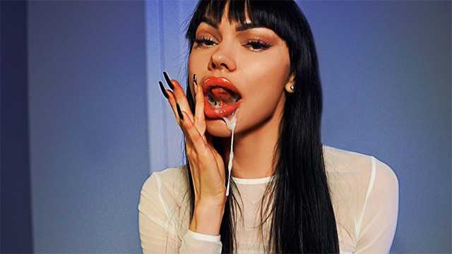 色情女演员从约会网站上吸了一个男人的阴茎