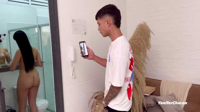 发现我的表妹在偷看我