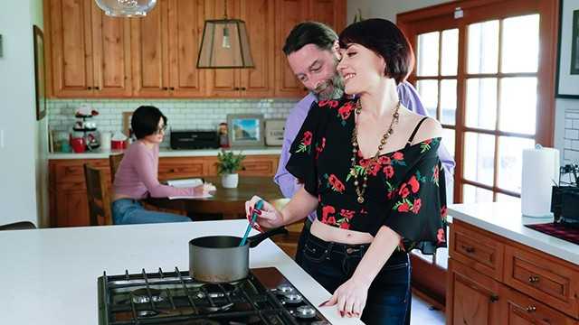 免费使用色情 - 我的继女和妻子的阴道随时可用