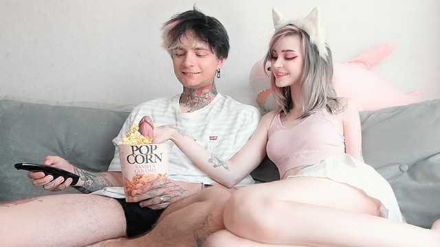 邀请了一位女性朋友一起看电影，并准备了一个惊喜 - 粉红爱好者 ????