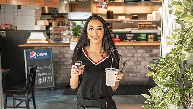 女服务生视角 - Kiarra Kai - 淫荡的副业