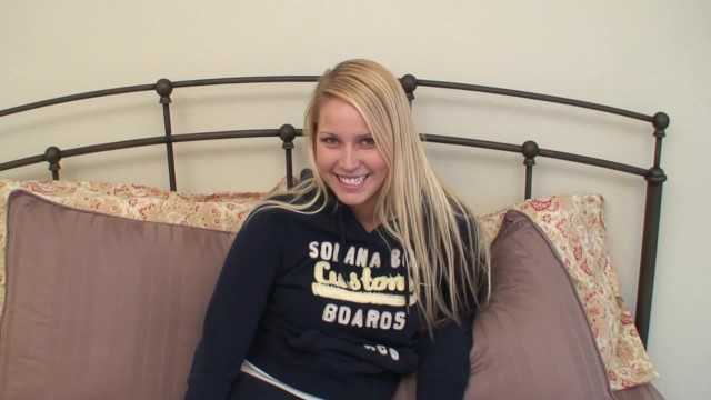 华丽的金发18岁高中四年级学生获得热面部