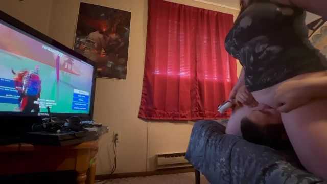 我让我的妻子用我的脸当作游戏椅，直到她在玩《堡垒之夜》时高潮