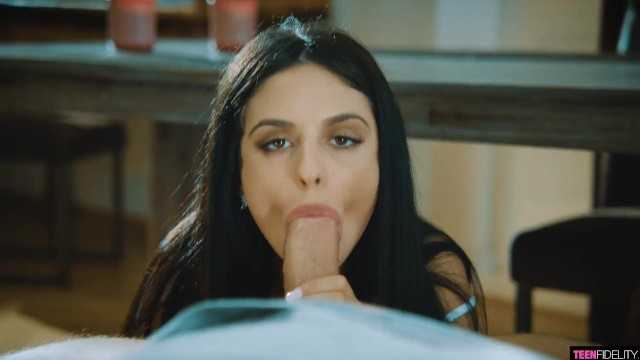 娇小的乌克兰少女被粗暴地插入并被喷脸