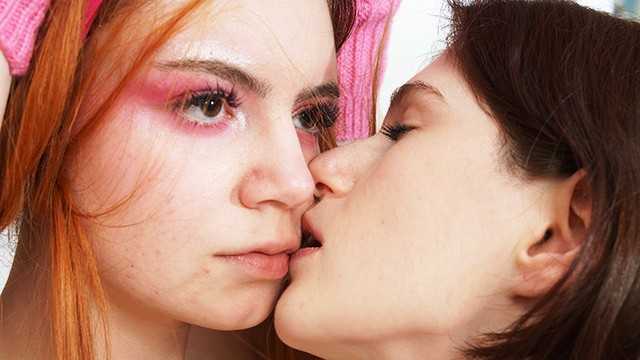 今天我操了我的红发真正灵活的青少年娃娃在极端的扭曲位置