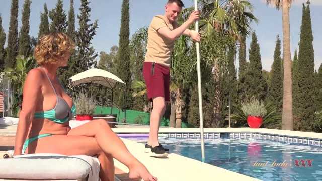 茱蒂阿姨的XXX - 丰满成熟MILF莫莉太太与泳池男孩的激情