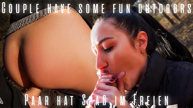 女朋友带我去了森林，她在那里吸吮我，我干了她