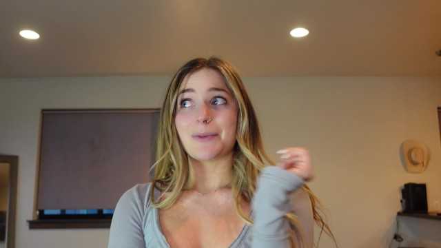 室友用我的鸡巴来忘记她的前男友