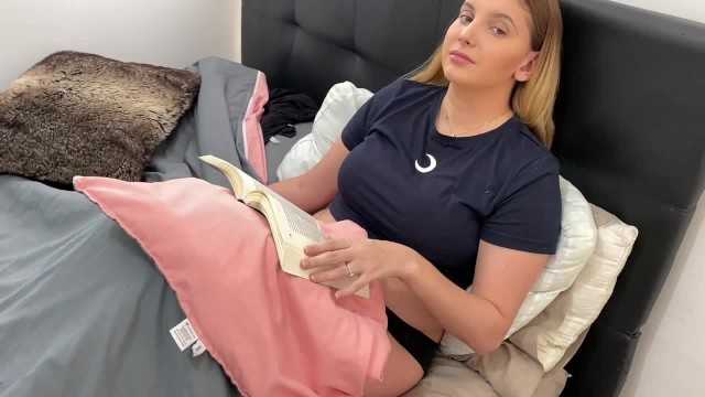 拉丁裔保姆不得不与她的老板发生性关系以保住她的工作