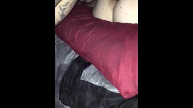 她想要一些鸡巴，所以我给了她，她就在上面喷了！