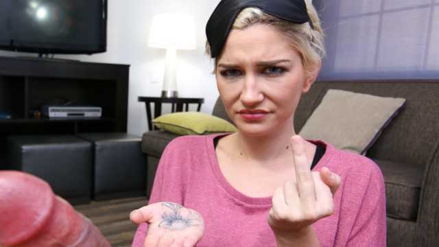 继兄无法抗拒继妹Skye Blue的完美天然巨乳并在她嘴里射精