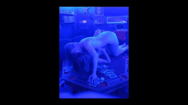 MILF 和继女舔阴并在性感的三人行中被操