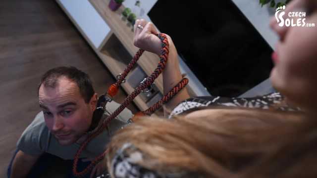 女神训练她的奴隶在皮带上（femdom，脚支配，高跟鞋，鞋崇拜，脚）