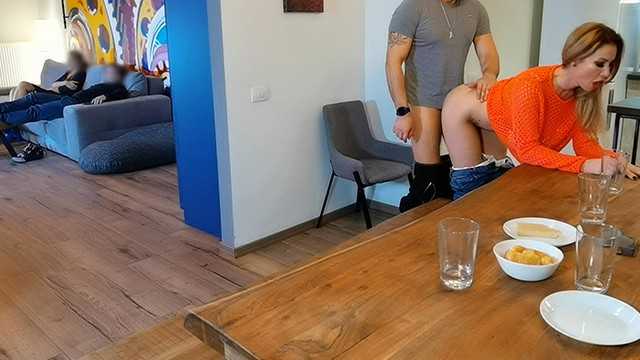 在他们面前的作弊伴侣- WetKelly