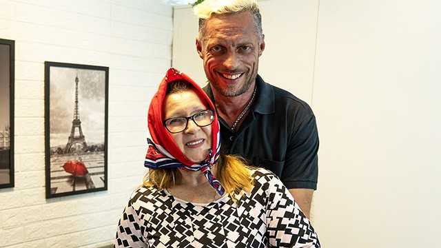 真正的67岁奶奶得到粗糙的肛门伸展