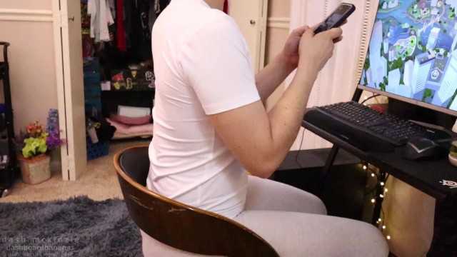 玩《模拟人生4》并迫切想小便 - 29 分钟！- 尿湿