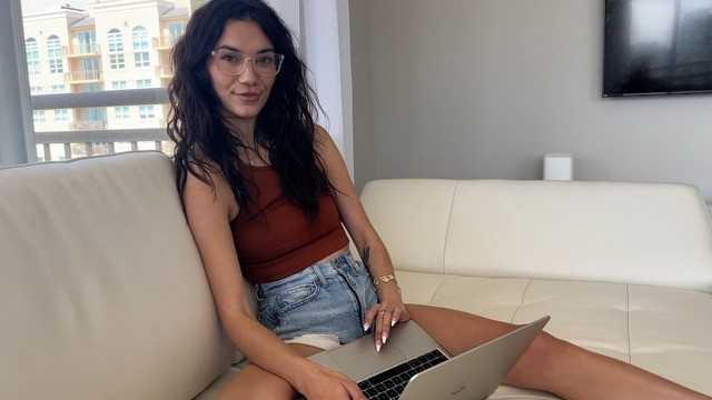 好色的继兄弟姐妹尝试天体主义 ~ 索耶·卡西迪 ~ 家庭幻想 ~ 斯科特·斯塔克