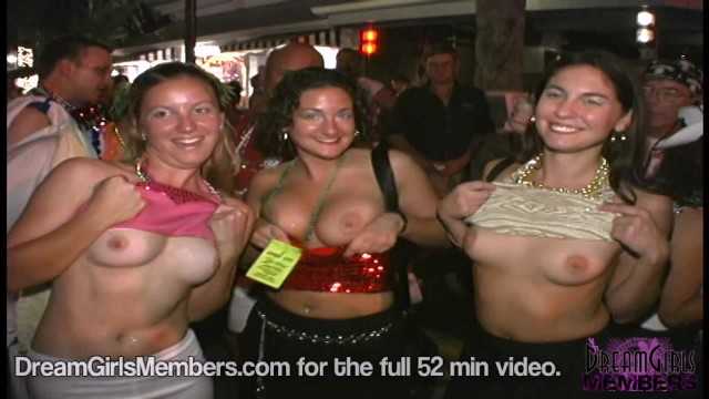 狂野的妈妈、妻子和女友们在街上完全裸体