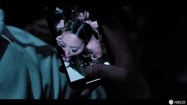 巨乳女郎在森林中被三个男人冻结并被强奸