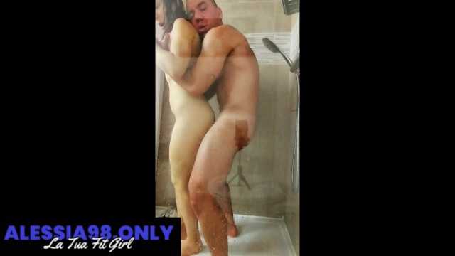 ALESSIA 在出去吃晚餐之前在淋浴时发泄情绪