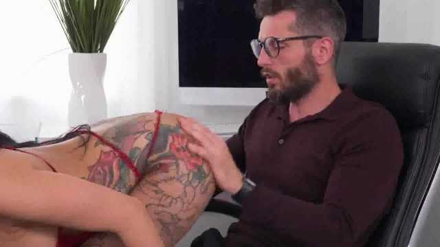 莉莉·莱恩操她的治疗师