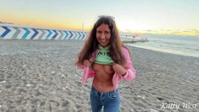 在海滩上搭讪了一个女孩，并邀请我在淋浴间发生性行为