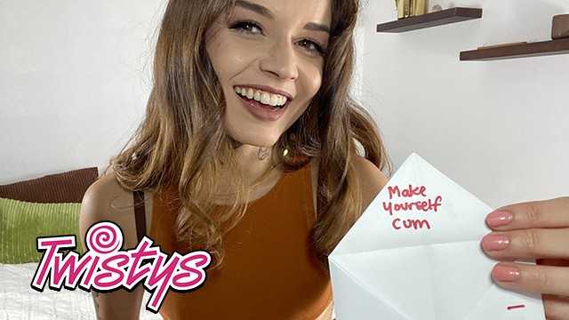 Twistys - 纹身辣妹 Vanessa Vega 玩弄她紧绷的小穴