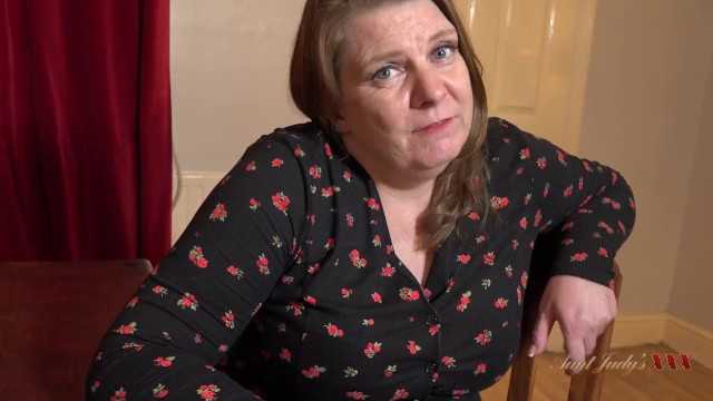 婶婶朱迪的XXX - 你的丰满BBW继母瑞秋抓到你在看成熟色情片（POV）