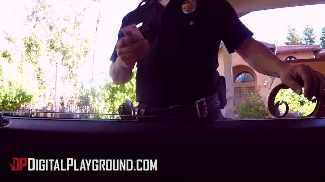 数位游乐园 - 少女想避免超速罚单所以她吸了警官的阴茎