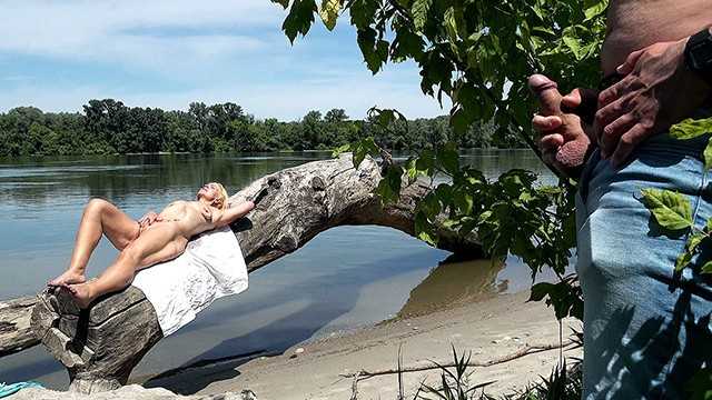 在日光浴时，一个胸部下垂的成熟女性被惊吓，并在公共场所被用力插入肛门