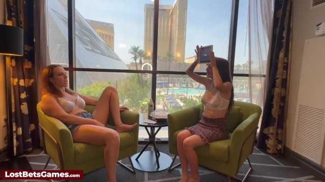 两个热辣女孩之间的脱衣式模仿游戏